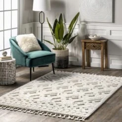 NuLOOM Akia Lattice High/Low Tassel Aea Rug